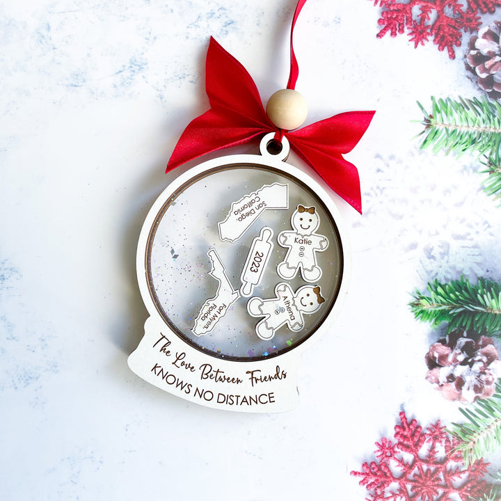 Personalized long distance friendship ornament featuring the quote “The love between friends knows no distance,” thoughtful Christmas keepsake for best friends far apart.